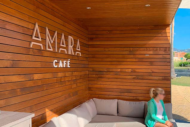 Arquitectura modular. Amara café construcción en madera con fachada ventilada en madera y viroc