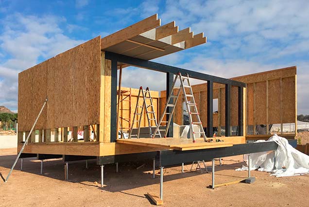 Construcción casa de madera eficiente sobre pilotes technopieux