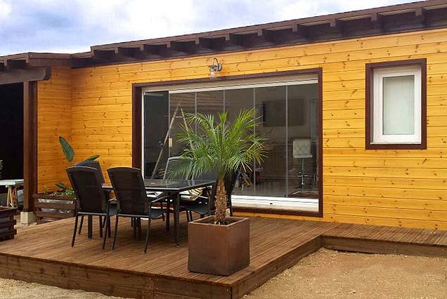 Casa de madera para invitados con terraza de tarima
