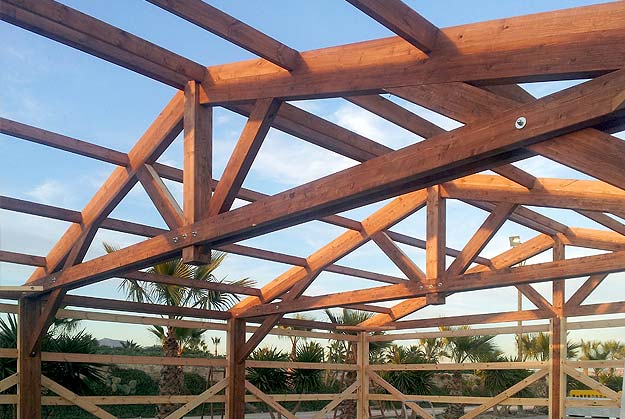Estructuras en madera laminada para construcción y rehabilitación de edificaciones, cubiertas de grandes luces. Arquitectura
